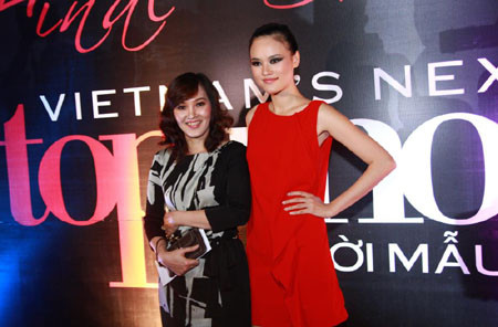 Tuyết Lan cùng mẹ tham dự. Riêng phần trang phục dành cho đêm chung kết cũng đã lên đến con số 42 bộ. Nhà thiết kế Đỗ Mạnh Cường đã chăm chút trang phục cho sự xuất hiện của toàn bộ thí sinh lẫn ban giám khảo.