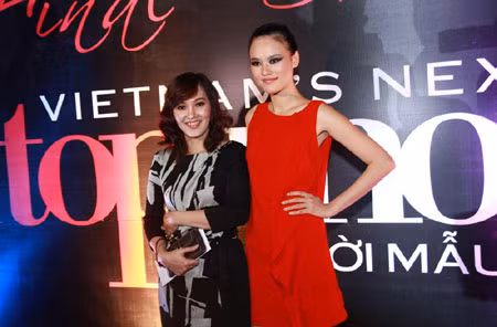 Tuyết Lan cùng mẹ tham dự. Riêng phần trang phục dành cho đêm chung kết cũng đã lên đến con số 42 bộ. Nhà thiết kế Đỗ Mạnh Cường đã chăm chút trang phục cho sự xuất hiện của toàn bộ thí sinh lẫn ban giám khảo.