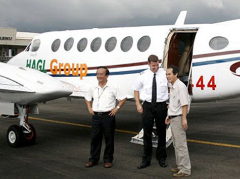 Cùng với đó là một phi công người Mỹ