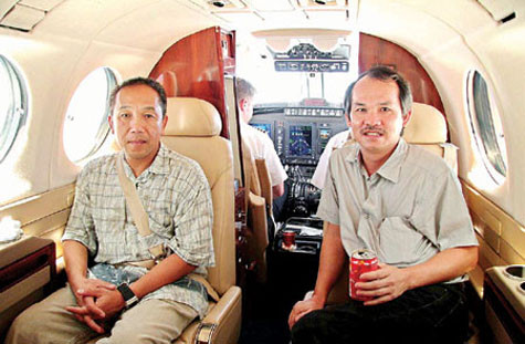 Bầu Đức và một người bạn thân trong máy bay của mình.