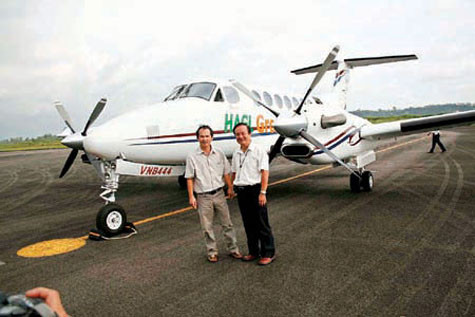 Đoàn Nguyên Đức: - Đối với tôi đó mới chỉ là những doanh nhân đang trên đường thành đạt thôi chứ chưa thể nói là thành đạt. Theo tôi biết thì những người trẻ tuổi thành đạt thật sự giờ rất ít. Những người thành đạt thật sự họ sống rất giản dị và đơn giản chứ không giống một số người thích thể hiện đẳng cấp, thích chơi sang như hiện nay. Cái kiểu chưa thể hiện được tài năng đã thể hiện đẳng cấp thì không phải là những người thành đạt thật sự..(Chiếc máy bay ông Đức mua nhãn hiệu Beechcraft King Air 350, số seri FL-417 do hãng Raytheon Aircraft (Mỹ) sản xuất; động cơ Pratt & Whitney PT 6 - 60 A (Canada).)