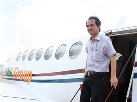 Là đại gia Việt Nam sở hữu máy bay riêng, một trong 29 người được Tạp chí Wall Street Journal của Mỹ bình chọn là doanh nhân có ảnh hưởng nhất tại khu vực Đông Nam Á, tự đánh giá về mình, bầu Đức nhận xét mình là doanh nhân trong số hiếm khi mà có tài, có tiền nhưng lại không có tật. .(Bầu Đức bước xuống từ chiếc máy bay riêng của mình).