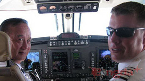 Hai phi công lái chiếc máy bay trong khoang lái.
