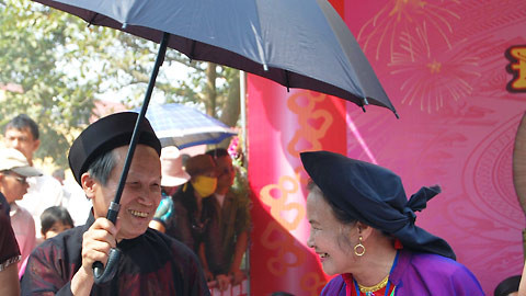 Bên những câu hát, các Liền anh, liền chị có tuổi còn trao nhau những nụ cười rạng rỡ khi có dịp gặp lại.