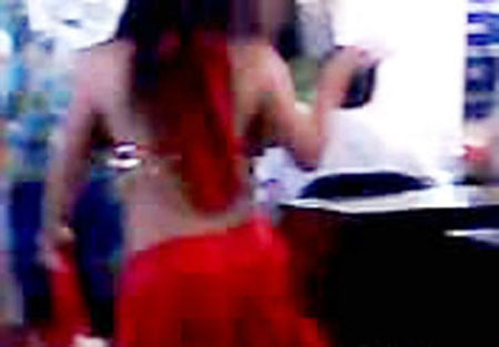 Màn múa lắc ngực cực sốc tại phường Bình Hưng Hòa B.