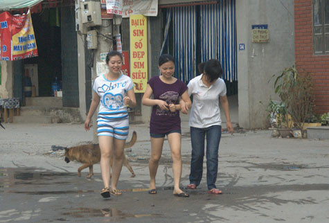 Trong khi hai cô bạn trong bộ trang phục khá mát mẻ thì một cô gái khác vẫn diện quần dài, áo phông. Trong khi hai cô bạn trong bộ trang phục khá mát mẻ thì một cô gái khác vẫn diện quần dài, áo phông.