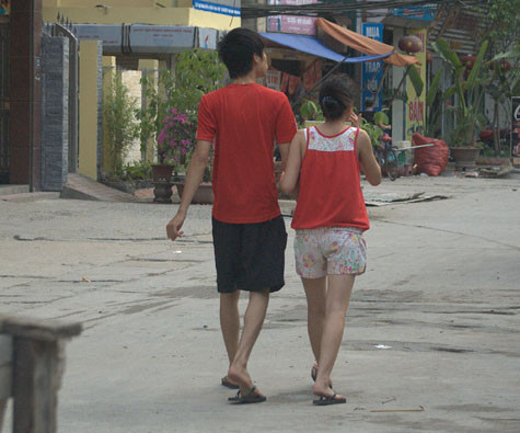 Quần ngắn em dạo phố cùng người yêu. Quần ngắn em dạo phố cùng người yêu.