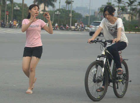 Các thiếu nữ dạo mát ở Mỹ Đình Các thiếu nữ dạo mát ở Mỹ Đình