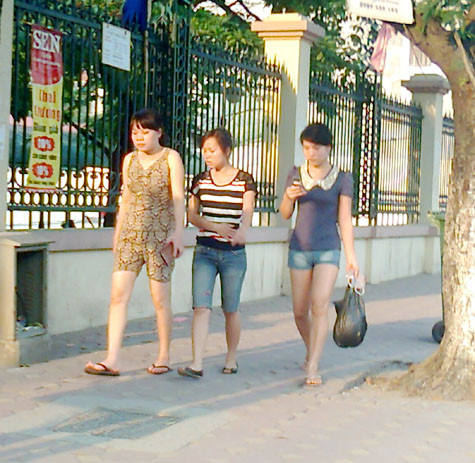 Ba chị em đi dạo Ba chị em đi dạo