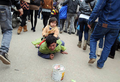 Những cảnh ăn mày như thế này đã quá quen ở hội Lim (Bắc Ninh). Những cảnh ăn mày như thế này đã quá quen ở hội Lim (Bắc Ninh).
