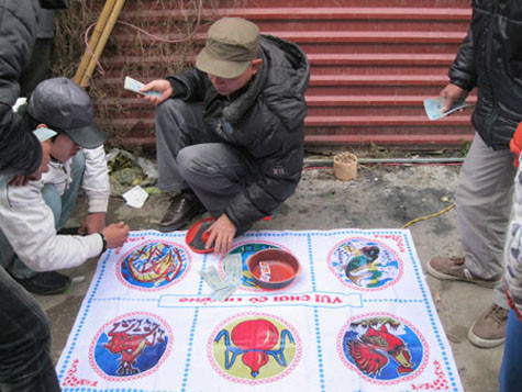 Những trò đỏ đen thế này không còn là chuyện lạ ở các lễ hội đầu năm. Những trò đỏ đen thế này không còn là chuyện lạ ở các lễ hội đầu năm.