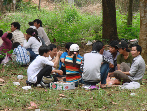 Chốn tôn nghiêm biến thành nơi ăn nhậu. Chốn tôn nghiêm biến thành nơi ăn nhậu.