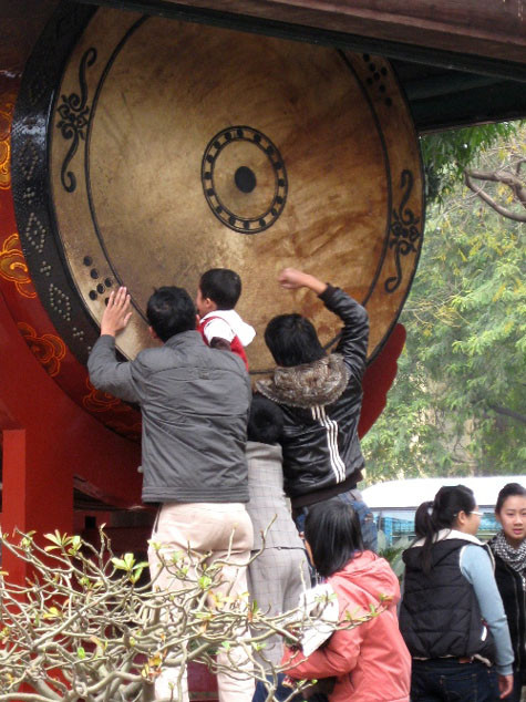 Và đánh trống. Và đánh trống.