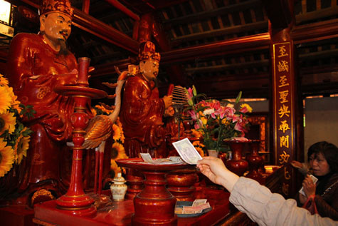 Không ít người thiếu ý thức còn đua nhau đặt tiền lẻ lên cả bàn thờ Thánh hiền trong Văn miếu Quốc tử giám. Không ít người thiếu ý thức còn đua nhau đặt tiền lẻ lên cả bàn thờ Thánh hiền trong Văn miếu Quốc tử giám.