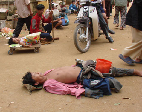 Cảnh ăn mày ở chùa Thiên Ấn. Cảnh ăn mày ở chùa Thiên Ấn.