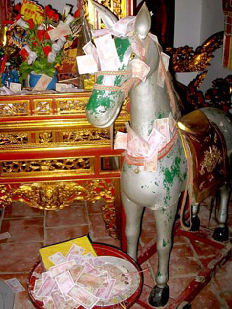 Chi chít tiền lẻ che cả ông ngựa thần. Chi chít tiền lẻ che cả ông ngựa thần.