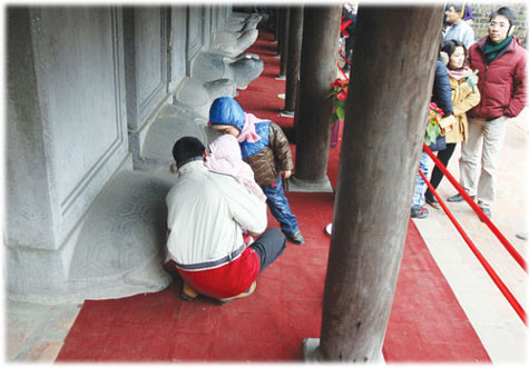 Dù đã có biển cấm nhưng người đàn ông này vẫn cố cho hai đứa con nhỏ và mình vào sờ bằng được đầu rùa trong khu Văn miếu Quốc tử giám. Dù đã có biển cấm nhưng người đàn ông này vẫn cố cho hai đứa con nhỏ và mình vào sờ bằng được đầu rùa trong khu Văn miếu Quốc tử giám.