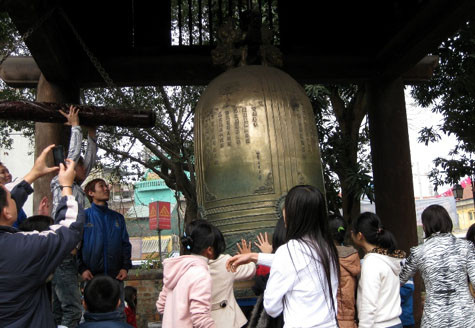 Chen nhau đánh, sờ chuông trong Văn miếu. Chen nhau đánh, sờ chuông trong Văn miếu.
