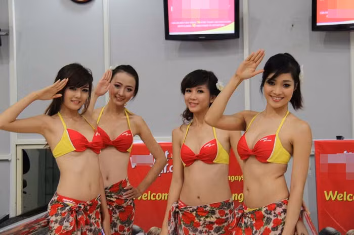Sau vụ tiếp viên hàng không và Miss Ngôi Sao 2012 mặc bikini nhảy nhót trên chuyến bay, VietJetAir bị phạt 20 triệu đồng.