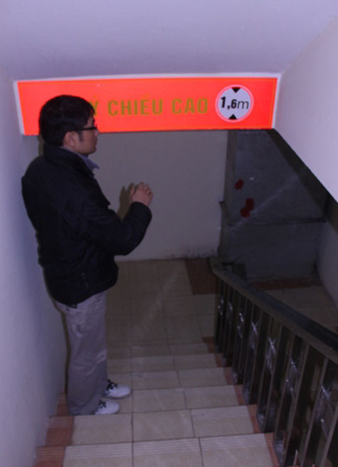 Phần thang bộ đi xuống tầng hầm của các tòa nhà chỉ cao 1,6m gây ra nhiều khó khăn, nguy hiểm cho những người cao trên chiều cao này khi di chuyển qua đây. Phần thang bộ đi xuống tầng hầm của các tòa nhà chỉ cao 1,6m gây ra nhiều khó khăn, nguy hiểm cho những người cao trên chiều cao này khi di chuyển qua đây.