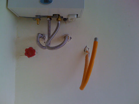 Ống dẫn ở bình nước nóng thì cũng không được lắp hoàn thiện. Ống dẫn ở bình nước nóng thì cũng không được lắp hoàn thiện.