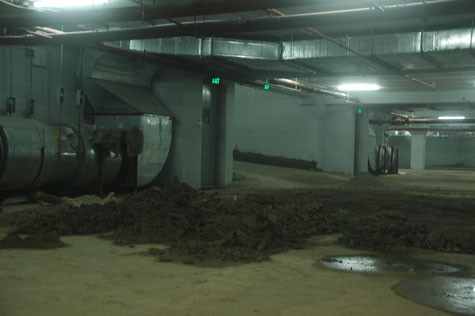 Trên nền tầng hầm cũng ngổn ngang vật liệu. Trên nền tầng hầm cũng ngổn ngang vật liệu.