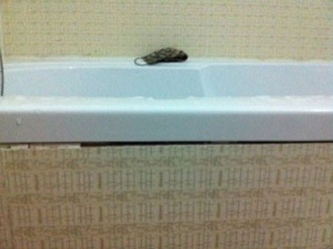 Khe hở lớn ở bồn tắm không được xử lý cẩn thận. Khe hở lớn ở bồn tắm không được xử lý cẩn thận.