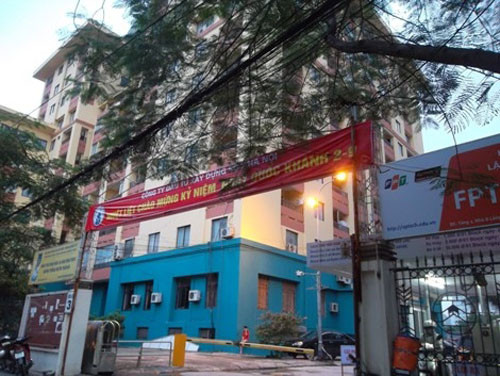 Phía trong vẫn "Chúc mừng năm mới", may mà ngoài cổng còn nhớ treo băng rôn mừng 2/9. Phía trong vẫn "Chúc mừng năm mới", may mà ngoài cổng còn nhớ treo băng rôn mừng 2/9.