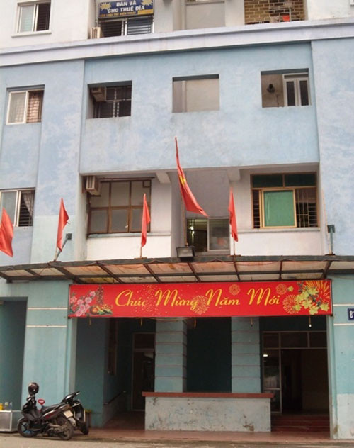 Nhưng cho đến tận bây giờ cả nước đã trải qua biết bao sự kiện, những ngày trọng đại của đất nước, đáng lẽ phải được treo khẩu hiệu về những ngày kỉ niệm đó thì ở tại nhiều khu chung cư của Hà Nội vẫn còn giăng khẩu hiệu hoành tráng “chúc mừng năm mới”. Rõ ràng, việc vẫn tồn tại những khẩu hiệu: "Chúc mừng năm mới" là việc làm thiếu ý thức, trách nhiêm, thể hiện sự trì trệ của một số cơ quan, ban quan lý chung cư. Tại khu khu đô thị Trung Yên - Cầu Giấy - Hà Nội, chung cư B11A... Nhưng cho đến tận bây giờ cả nước đã trải qua biết bao sự kiện, những ngày trọng đại của đất nước, đáng lẽ phải được treo khẩu hiệu về những ngày kỉ niệm đó thì ở tại nhiều khu chung cư của Hà Nội vẫn còn giăng khẩu hiệu hoành tráng “chúc mừng năm mới”. Rõ ràng, việc vẫn tồn tại những khẩu hiệu: "Chúc mừng năm mới" là việc làm thiếu ý thức, trách nhiêm, thể hiện sự trì trệ của một số cơ quan, ban quan lý chung cư. Tại khu khu đô thị Trung Yên - Cầu Giấy - Hà Nội, chung cư B11A...