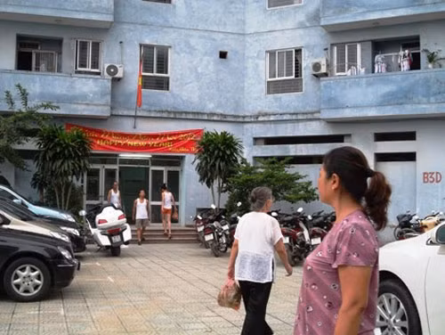 Bác Lan, người sống tại chung cư B3D cho biết: "Tết đã qua từ bao nhiêu tháng nay rồi mà ban quản lí chung cư chẳng chịu thay thế bằng các băng rôn kỉ niệm các ngày lễ lớn khác trong năm".