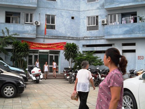Bác Lan, người sống tại chung cư B3D cho biết: "Tết đã qua từ bao nhiêu tháng nay rồi mà ban quản lí chung cư chẳng chịu thay thế bằng các băng rôn kỉ niệm các ngày lễ lớn khác trong năm". Bác Lan, người sống tại chung cư B3D cho biết: "Tết đã qua từ bao nhiêu tháng nay rồi mà ban quản lí chung cư chẳng chịu thay thế bằng các băng rôn kỉ niệm các ngày lễ lớn khác trong năm".