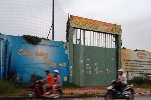 Việc treo pano, áp phích cũng như những băng rôn khẩu hiệu là một việc làm cần thiết của bất cứ thành phố nào. Ngoài công tác quảng bá, các khẩu hiệu này còn có chức năng giáo dục, định hướng...