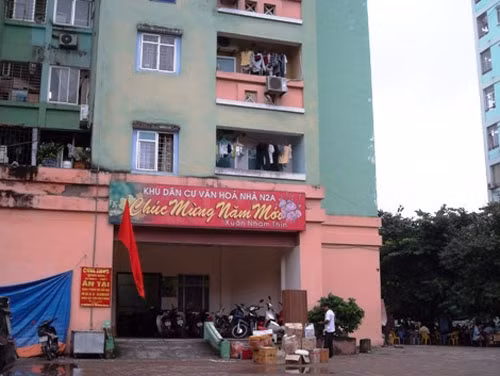 Khu đô thị Trung Hòa- Nhân chính, chung cư N2A: Phía trên là "Chúc mừng năm mới" phía dưới vẫn treo cờ đón 2/9.