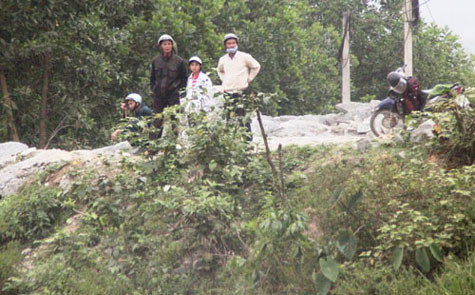 Sau động đất mạnh ở châu Á hôm qua, người dân tỏ ra bất an, kéo đến chân đập để nghe ngóng Sau động đất mạnh ở châu Á hôm qua, người dân tỏ ra bất an, kéo đến chân đập để nghe ngóng