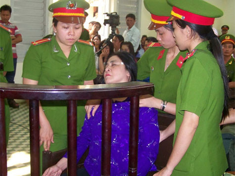 Bị cáo Liễu ngất xỉu tại tòa - Ảnh: Hoàng Phương Bị cáo Liễu ngất xỉu tại tòa - Ảnh: Hoàng Phương