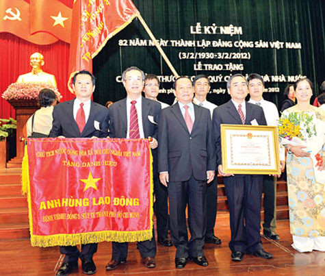 Trong lễ mít tinh, TP. HCM cũng đã tổ chức trao tặng nhiều phần thưởng cao quý cho các cá nhân, tập thể tiêu biểu.