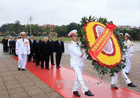 Chào mừng kỷ niệm 82 năm thành lập Đảng, sảng 3/2,lãnh đạo Đảng, Nhà nước đã vào viếng lăng Bác. (Ảnh: TTXVN)