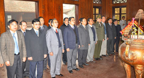 Nhân Kỷ niệm 82 năm Ngày thành lập Đảng Cộng sản Việt Nam (3/2/1930 - 3/2/2012), sáng 2/2, đoàn công tác của Tỉnh ủy, HĐND, UBND, MTTQ tỉnh Nghệ An đã đến dâng hương tưởng niệm chủ tịch Hồ Chí Minh tại khu di tích Kim Liên.