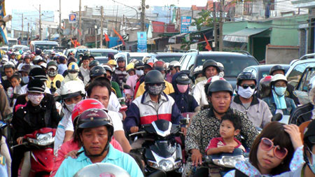 Tại các cửa ngõ đổ về Tp.Hồ Chí Minh trong những ngày sau Tết cũng đông nghẹt người từ các địa phương lân cận đổ về. Tại các cửa ngõ đổ về Tp.Hồ Chí Minh trong những ngày sau Tết cũng đông nghẹt người từ các địa phương lân cận đổ về.