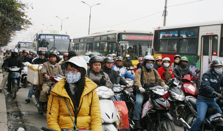 Trong vài ngày qua, những dòng người đông đúc đổ về thủ đô Hà Nội sau những ngày dài nghỉ Tết. Trong vài ngày qua, những dòng người đông đúc đổ về thủ đô Hà Nội sau những ngày dài nghỉ Tết.