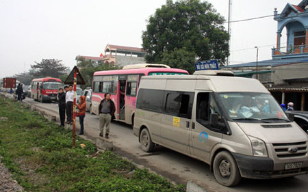 Trong ngày mùng 6 Tết, trên đoạn quốc lộ 21 từ Nam Định về Phủ Lý đã bị ùn tắc nghiêm trọng do dòng xe đổ về quá đông. Trong ngày mùng 6 Tết, trên đoạn quốc lộ 21 từ Nam Định về Phủ Lý đã bị ùn tắc nghiêm trọng do dòng xe đổ về quá đông.