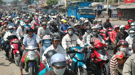 Rừng người chen chúc chờ qua cầu Trà Lọt, huyện Cái Bè (Tiền Giang) Rừng người chen chúc chờ qua cầu Trà Lọt, huyện Cái Bè (Tiền Giang)