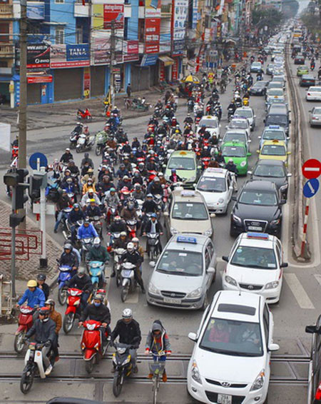 Tại đường Trường Chinh (Hà Nội) tắc đường cục bộ do lượng xe tăng vọt so với những ngày tết Tại đường Trường Chinh (Hà Nội) tắc đường cục bộ do lượng xe tăng vọt so với những ngày tết