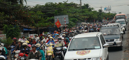 Dòng xe kéo dài trên đường tránh thành phố Tân An (đoạn gần cầu Tân An, Long An) Dòng xe kéo dài trên đường tránh thành phố Tân An (đoạn gần cầu Tân An, Long An)
