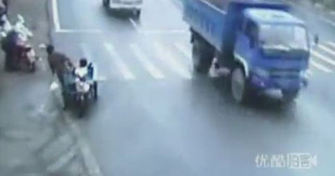 >>>Ông bố quên không tắt máy khiến em bé và chiếc xe lao tự do ra ngoài đường. Mời bạn đọc cùng theo dõi clip tại đây. >>>Ông bố quên không tắt máy khiến em bé và chiếc xe lao tự do ra ngoài đường. Mời bạn đọc cùng theo dõi clip tại đây.