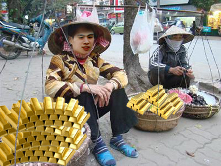 Hóa thân thành người gánh hàng rong bán "vàng". Hóa thân thành người gánh hàng rong bán "vàng".