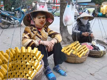 Hóa thân thành người gánh hàng rong bán "vàng".