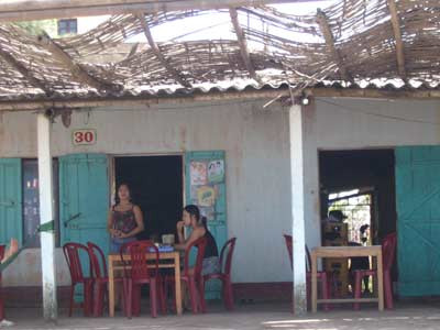 Các cô gái đang chờ đợi khách. (ảnh: Vietnamnet) Các cô gái đang chờ đợi khách. (ảnh: Vietnamnet)