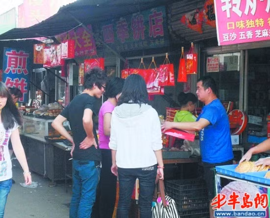 Những chiếc bánh được đóng hộp đưa ra bán ở chợ địa phương