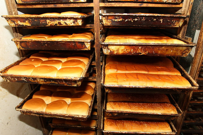 Dụng cụ nướng cáu bẩn đen sì. Dụng cụ nướng cáu bẩn đen sì.